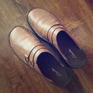 Clark slide on tan leather clogs